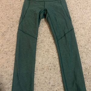 Outdoor Voices 3/4 pants in Olive green